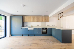 Sleeps 14 Free Parking Spacious House